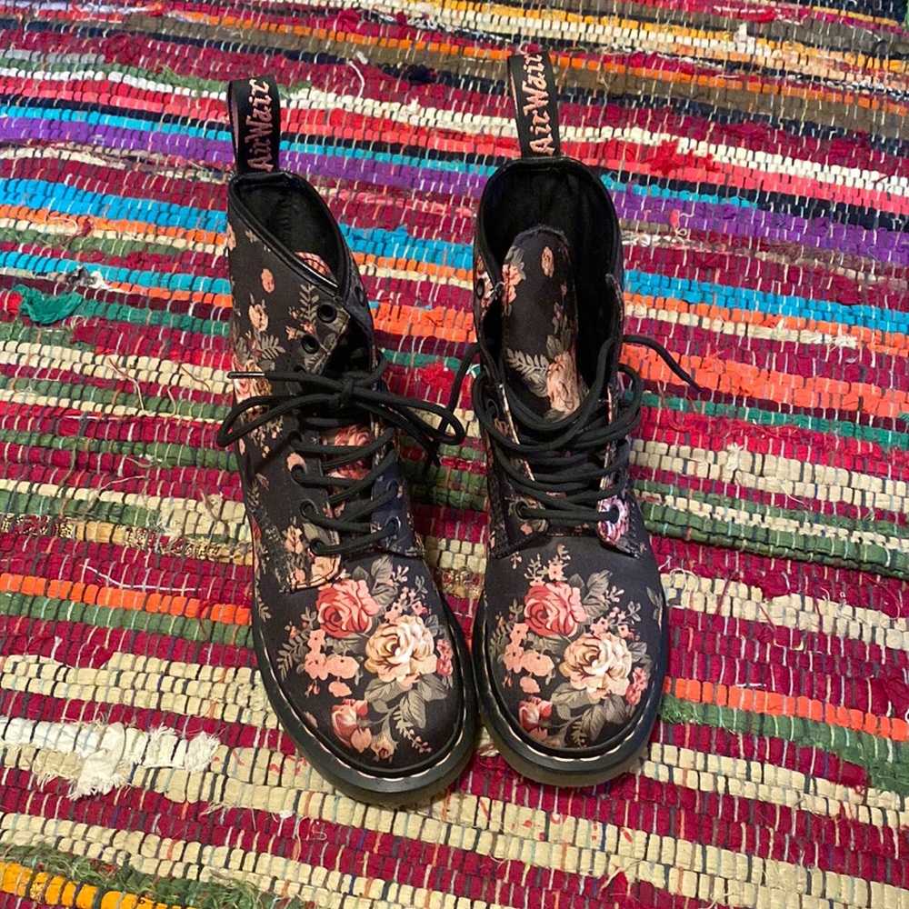 Basically brand new canvas floral beautiful Dr. Martens boots!